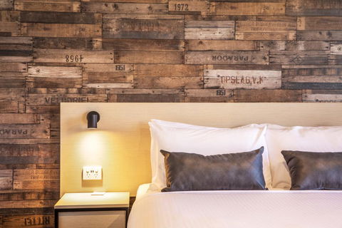 Nightcap At Westside Hotel - Foster Accommodation 1