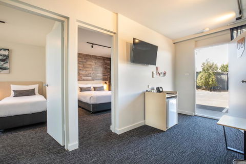 Nightcap At Westside Hotel - Foster Accommodation 3