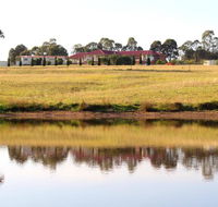 Noble Willow Studio Lovedale. Spacious with views and pool - Foster Accommodation