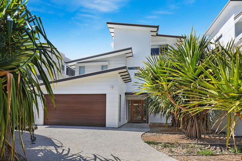 NORTHSHOR- ULTIMATE BEACH HOUSE - Foster Accommodation 1