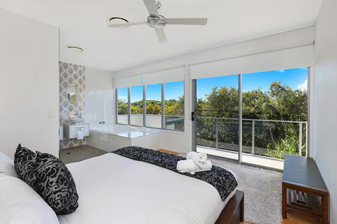NORTHSHOR- ULTIMATE BEACH HOUSE - Foster Accommodation 2