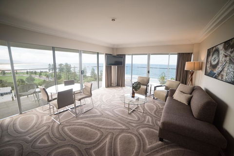 Novotel Wollongong Northbeach - Foster Accommodation 1