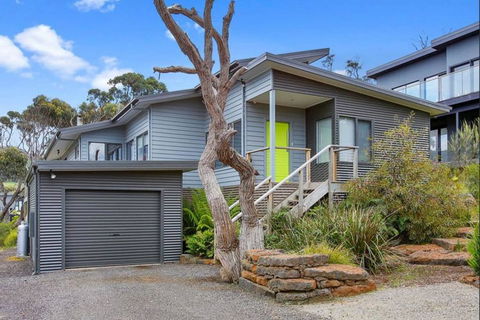 OCEAN ESCAPE - The Ultimate Luxury Beach House - Foster Accommodation 1