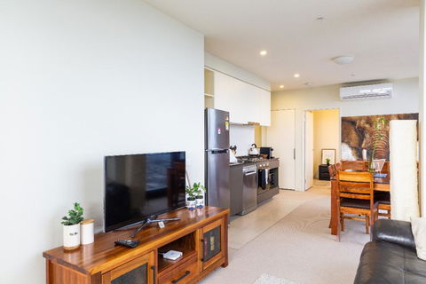 ON TOP OF THE WORLD - BEST VIEWS IN MELBOURNE !! - Foster Accommodation 3