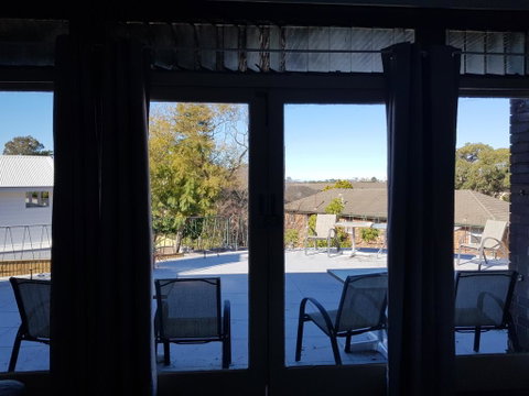 Orange Grove Hotel - Foster Accommodation 2