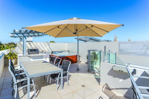 Panoramic River And Ocean Views, Noosaville - Foster Accommodation 3
