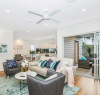 Park Avenue Townhouse Retreat Brisbane Sleeps 10 - Foster Accommodation