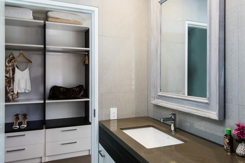 Park Cove Apartment 1 - Foster Accommodation 2
