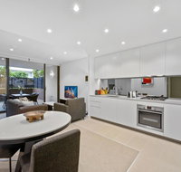 Peaceful Water-side Retreat With Huge Courtyard. - Foster Accommodation