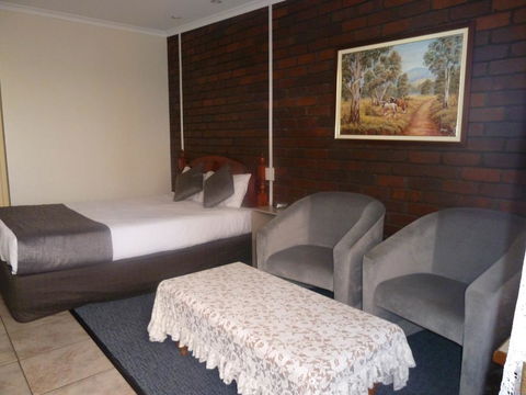 Pioneer Lodge Motel - Foster Accommodation 1