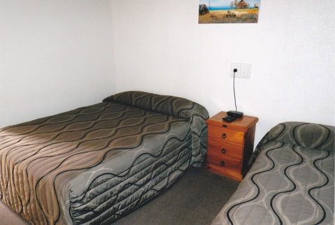 PRECINCT HOTEL GLADSTONE - Foster Accommodation 2