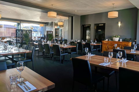 Prince Of Wales Hotel - Foster Accommodation 1