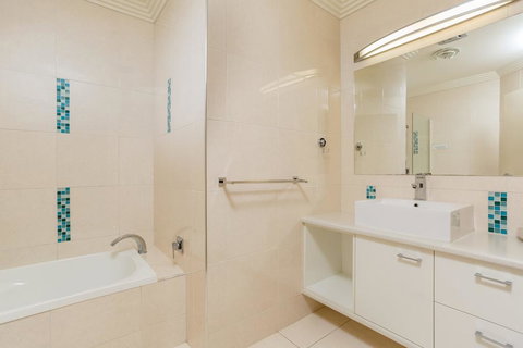 Rainbow Towers 2 - Rainbow Beach, High On The Hill, Panoramic Views, Wi-Fi - Foster Accommodation 2