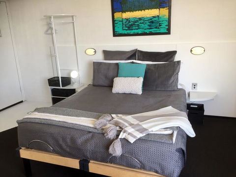 Ramada Resort Studio Split Queen Electric Adjustable Bed - Foster Accommodation 1