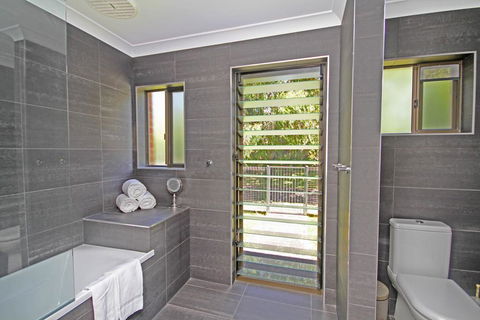 Red Door Beach House - Marcoola Beach - PET FRIENDLY, FOXTEL, WIFI, 500 BOND, Linen Supplied - Foster Accommodation 3