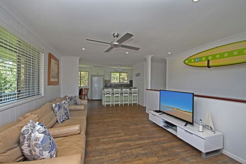 Red Door Beach House - Marcoola Beach - PET FRIENDLY, FOXTEL, WIFI, 500 BOND, Linen Supplied - Foster Accommodation 2