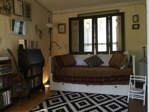 Redhaus Artist Cottage - Foster Accommodation 0