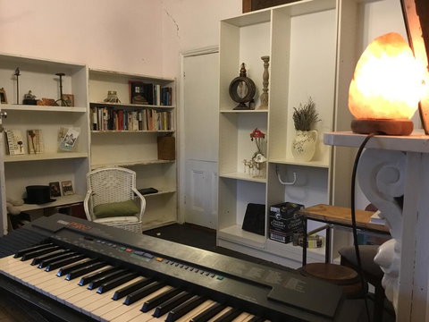 Redhaus Artist Cottage - Foster Accommodation 2