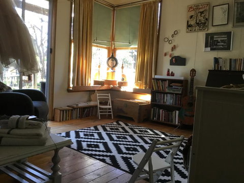 Redhaus Artist Cottage - Foster Accommodation 1