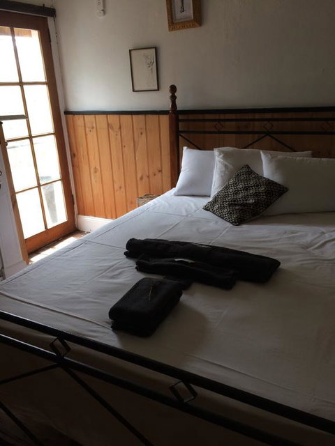 Redhaus Artist Cottage - Foster Accommodation 3