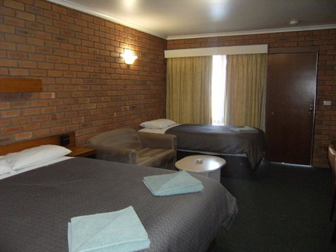 Regency Court Motel - Foster Accommodation 3