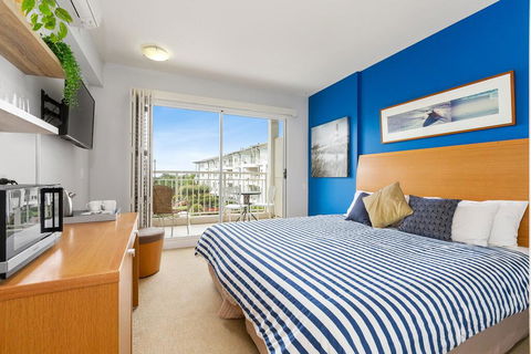 RESORT ON THE BEACH 5215 - OCEAN GLIMPSES - Foster Accommodation 1