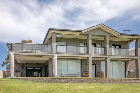 River Devine - Foster Accommodation 0