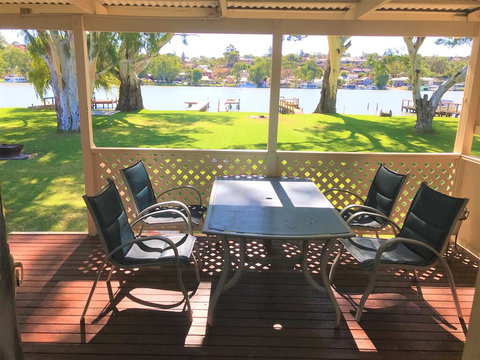 Riverfront Getaway - Mannum - Foster Accommodation 1