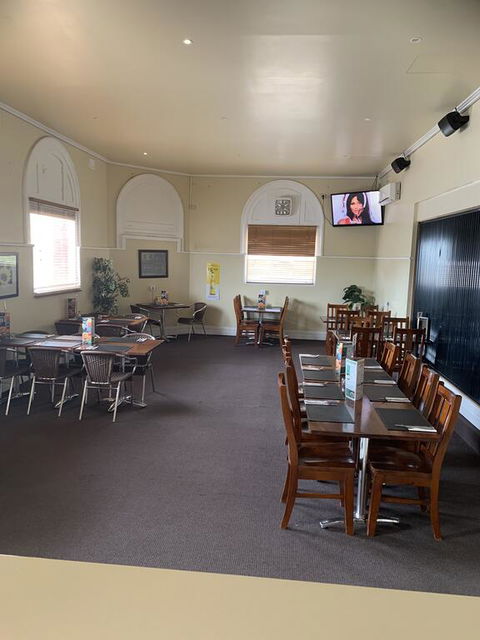 Riverside Hotel - Foster Accommodation 2