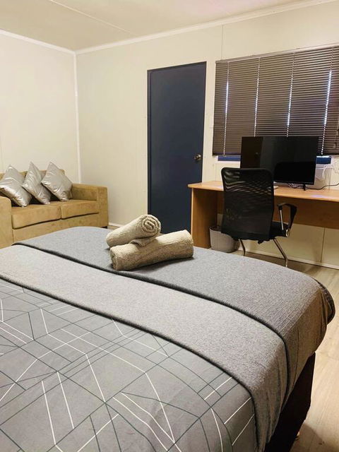 Riverside Hotel - Foster Accommodation 3