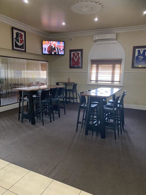 Riverside Hotel - Foster Accommodation 1