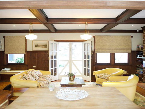 Robin Hill Manor - Rambling Retreat & Tennis Court - Foster Accommodation 1