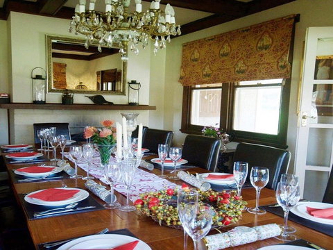 Robin Hill Manor - Rambling Retreat & Tennis Court - Foster Accommodation 3