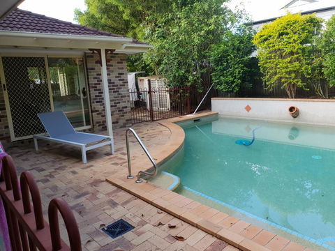 Robyn's Nest - Hosted, Bed And Breakfast - Foster Accommodation 0