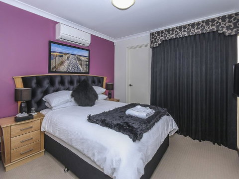 Rose Hotel Clarkson - Foster Accommodation 3