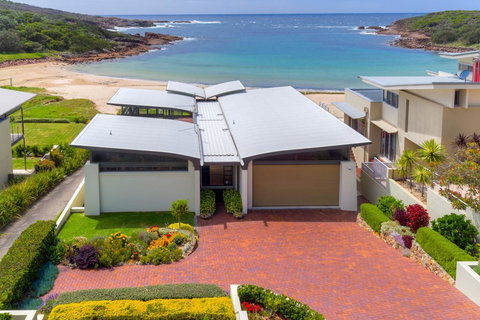 Sails On The Beachfront - Exclusive Seaside Home - Foster Accommodation 0