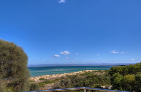 Sandbar Beach House - Foster Accommodation 3
