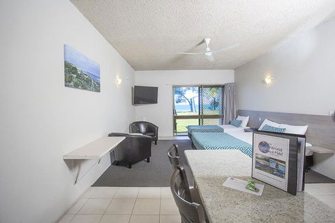 Sarina Beach Motel - Foster Accommodation 3