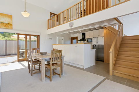 Seascape Retreat - Foster Accommodation 2