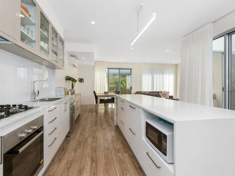 SEASIDE BY THE BEACH - Foster Accommodation 2