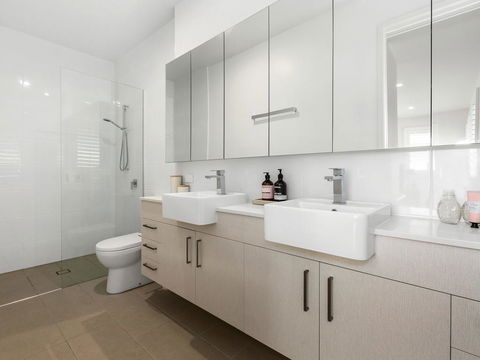 SEASIDE BY THE BEACH - Foster Accommodation 3