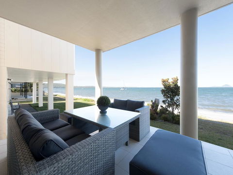 Seaside Splendour - Foster Accommodation 0
