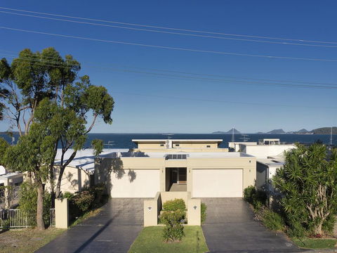 Seaside Splendour - Foster Accommodation 2