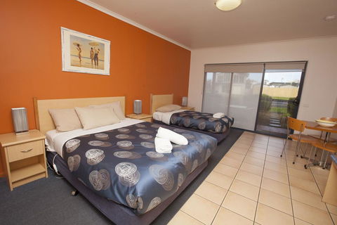 Seaview Motel & Apartments - Foster Accommodation 3