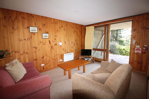 Seeblick 2 On Lake Jindabyne - Foster Accommodation 1