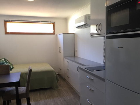 Self Contained Cabin - Foster Accommodation 3