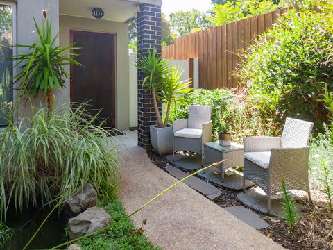Serenity Guest House - Foster Accommodation 1