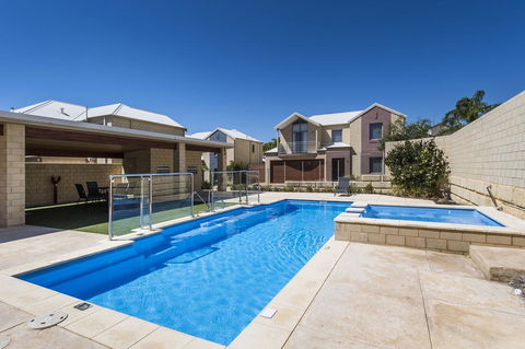 Serenity On The Terrace - Foster Accommodation 1