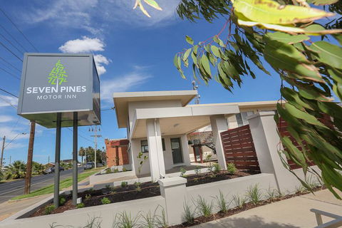 Seven Pines Motor Inn - Foster Accommodation 0
