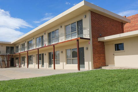 Seven Pines Motor Inn - Foster Accommodation 1